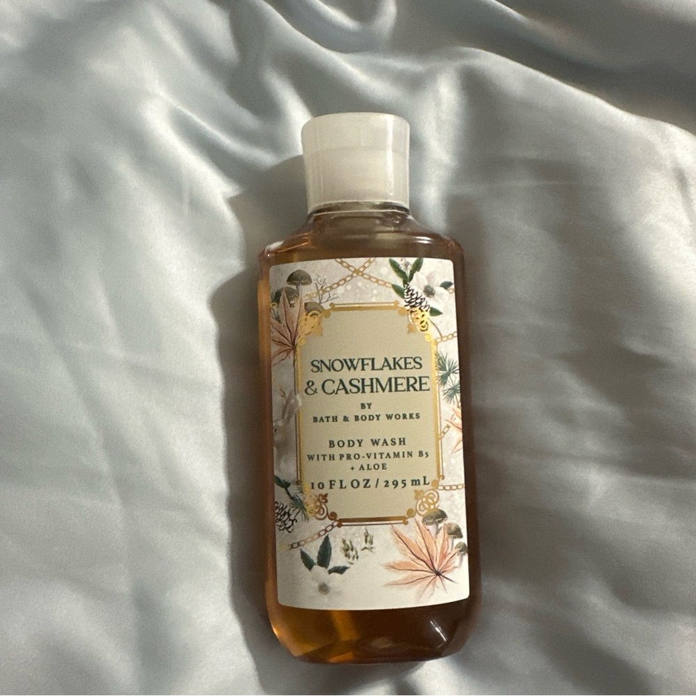 Bath & Body Works Snowflakes & Cashmere Body Wash - White and Gold